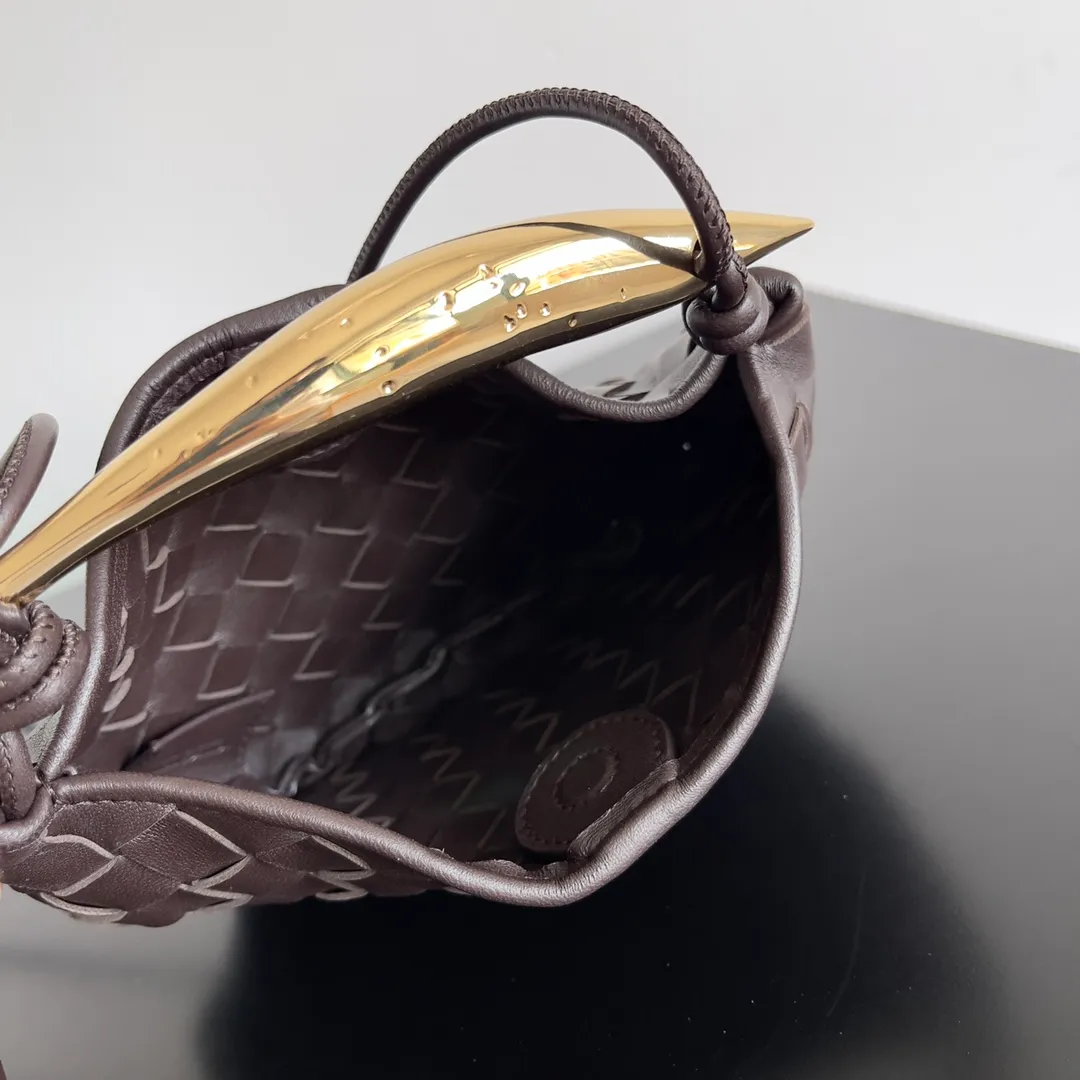 Batch of 1260 BV Mini Sardine is coming‼ ️Super high-end, stainless steel hardware + 24k real gold plating process, fish scales (concave and convex positions) are the finishing touch, the sardine bag that can be carried cross-body is completely beautiful to the heart. The metal element handle and the weaving are perfectly combined to completely integrate the artistic sense and elegance and fashion. It is really like a work of art🏺The large size is elegant, the small size is exquisite and cute, a must-have item for fashionistas, and the details are perfectly reproduced. Style number: 744267 Size 20*12*2.5